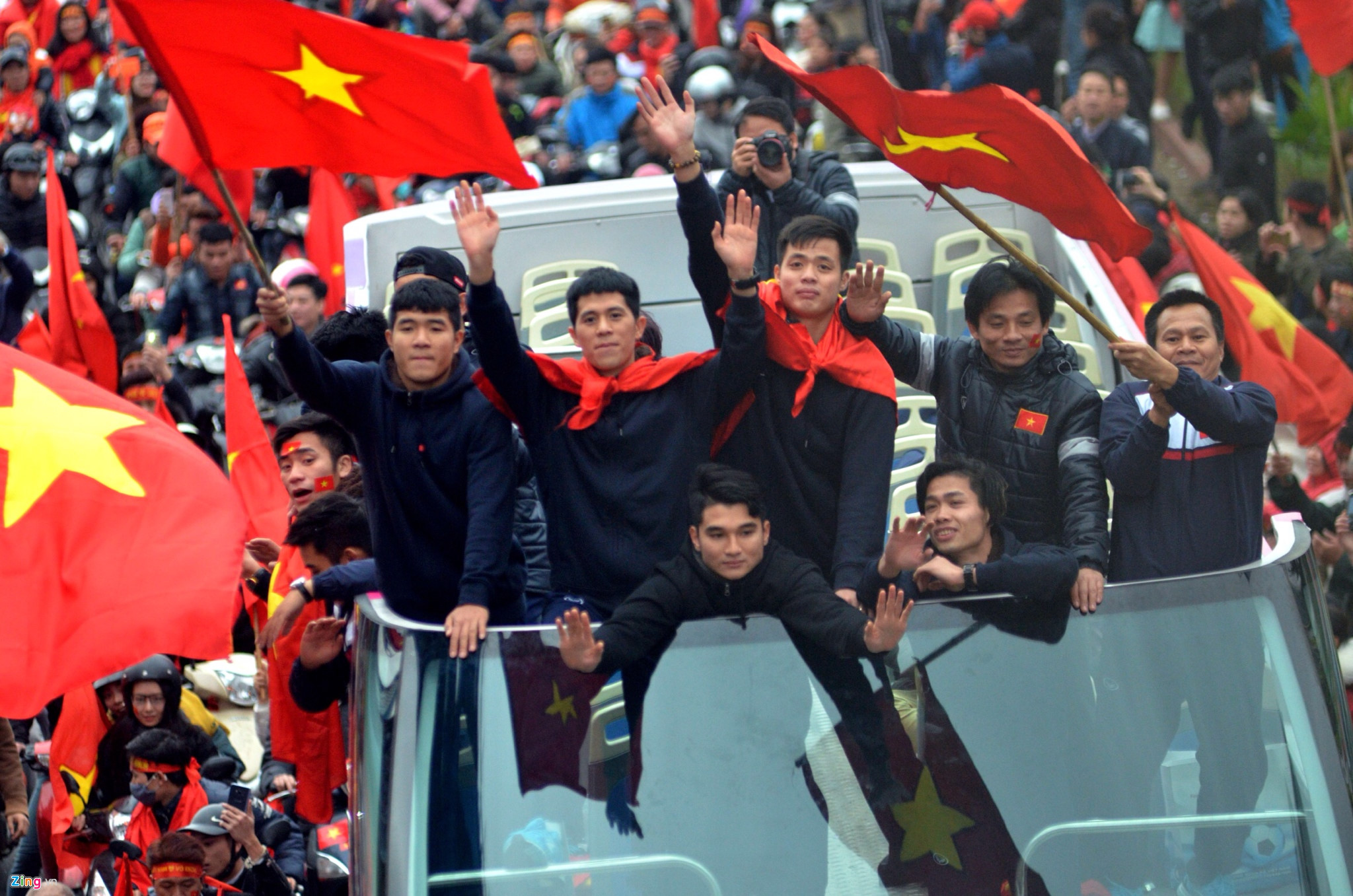 Flycam cảnh xe buýt chở U23 Việt Nam bị vây kín trên cầu Nhật Tân